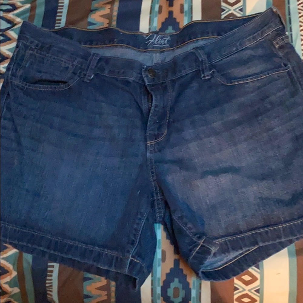 Size 12 flirty old navy mid thigh shorts.